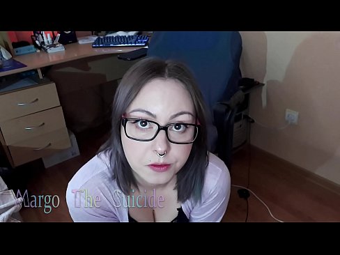 ❤️ 안경을 쓴 섹시한 여자가 카메라에 딜도를 빤다. ️❌ 홈메이드 포르노 ko.tukifporno.ru에서